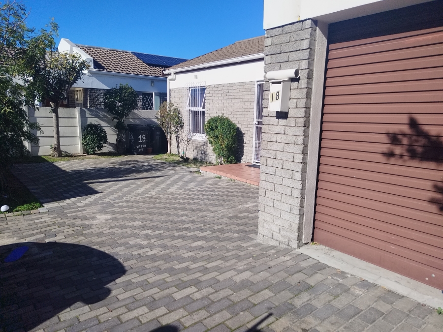 2 Bedroom Property for Sale in Oakglen Western Cape